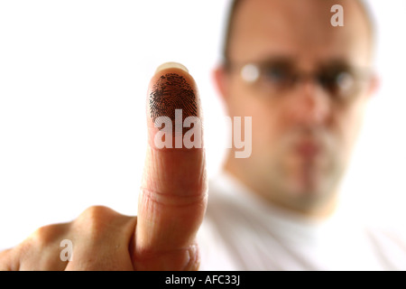 Uomo con attivazione di un area biometrici usando il suo dito Foto Stock