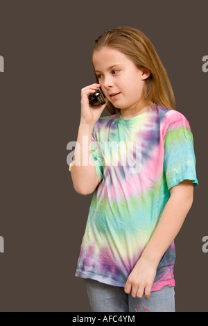 Bambina parla sul suo telefono cellulare. Foto Stock