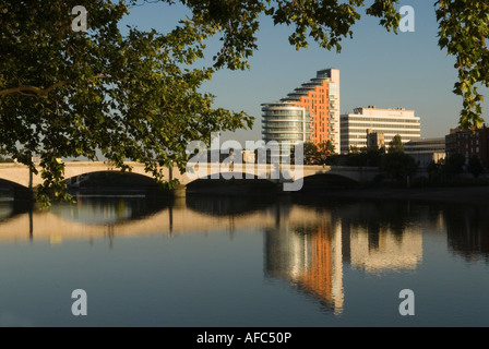 Putney Bridge e Putney Wharf torre sul fiume Tamigi London REGNO UNITO Foto Stock