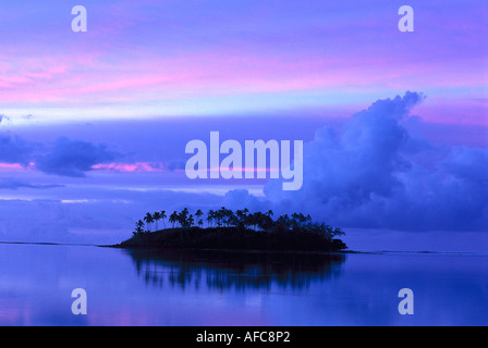 Taakoka Motu all'alba, vista da Muri Beach Rarotonga Isole Cook Foto Stock