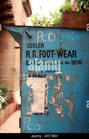 Il comando cobbler strada di stallo in Mumbai, India Foto Stock