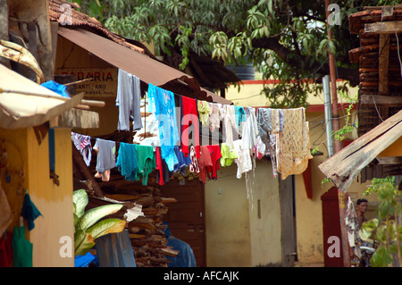 Vestiti appesi per asciugare in Street nella città vecchia di Panjim, Goa Foto Stock