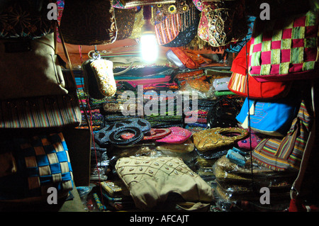 Stallo del mercato indiano di vendita realizzati sacchetti in Colaba Causeway, Mumbai Foto Stock