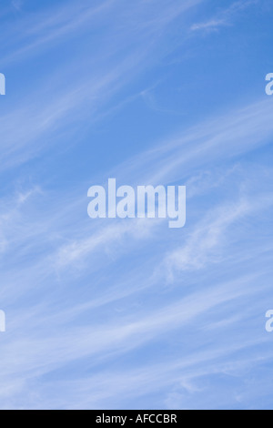 Le nuvole in un cielo azzurro scena Foto Stock