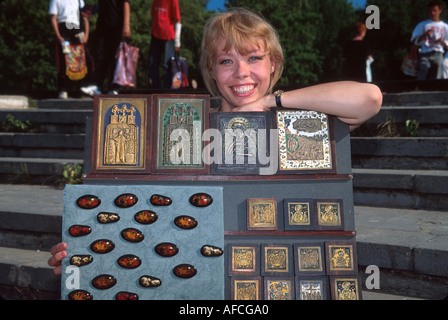 Russia,Europa dell'Est,europea,Slavico,Federazione Russa,Kostroma,lungo il fiume Volga,acqua,souvenir,venditori venditori vendere,bancarelle boo Foto Stock