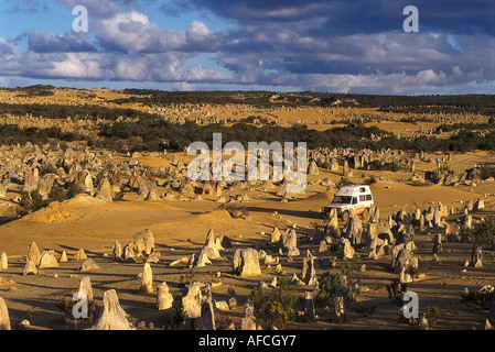 Gli inglesi, Australia Bushcamper, il Deserto Pinnacles, Nambung NP WA, Australia Foto Stock