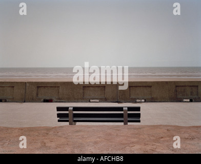Panca vuota in legno sul fronte mare di Blackpool Foto Stock