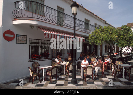 Spagna,Europa,europeo,Spagnolo,Costa del Sol,Costa Mediterranea,Benalmadena Puebla,Plaza de Espana,Bar la Nina,ristoranti all'aperto,al fresco,marciapiede,outs Foto Stock