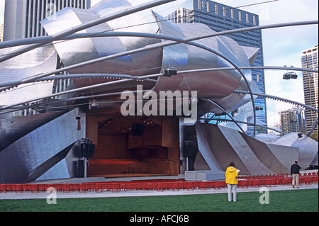 Il Jay Pritzker Pavilion all'interno di Chicago's Millennium Park porta la firma di vibranti di architetto Frank Gehry Foto Stock