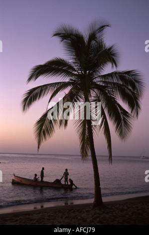St. Lucia,Indie Occidentali,Isole Windward,Caraibi Orientali,piccole Antille,Tropici,clima caldo,Anse Chastanet Resort,Caribbean Sea Water Sunset Foto Stock