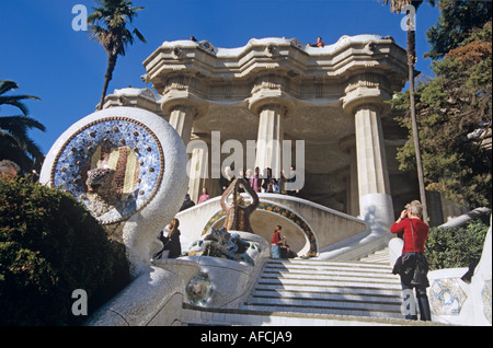 Nel Parco Güell creato da Antoni Gaudí una scalinata che sale a pillared Hypostyle hall Foto Stock