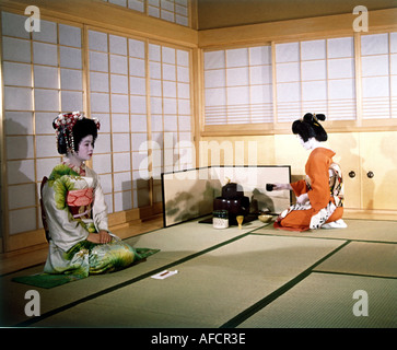 Geografia / viaggio, Giappone, persone, donne, geishe alla cerimonia del tè, Tokyo, 1990s, Foto Stock
