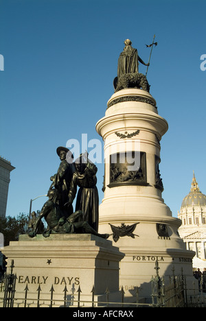 I Pionieri monumento (1894) e il Municipio (1913-1915). Il Civic Center di San Francisco. Lo Stato della California. Stati Uniti d'America. Foto Stock