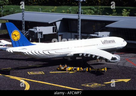 Lego Lufthansa Airbus A340, Legoland a Billund, centrale dello Jutland, Danimarca Foto Stock