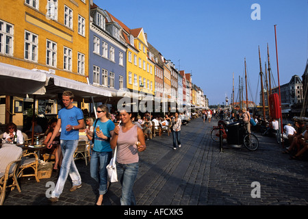 Vecchie case, barche e caffetterie lungo il canale di Nyhavn, Copenhagen, Danimarca Foto Stock