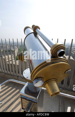 Telescopio sulla sommità del Arc de Triomphe Paris Francia Foto Stock