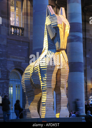 In legno cavallo di Troia da Philippe Miesch nella parte anteriore della Opera House di notte, Strasburgo, Alsazia, Francia, Europa Foto Stock