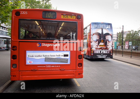 Un annuncio pubblicitario sul retro di un bus con un criptico messaggio religiosa dalla Bibbia a Manchester Regno Unito Foto Stock