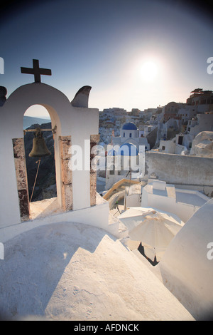 Di sera presto vista della pittoresca cittadina di Oia a Santorini, Grecia Foto Stock