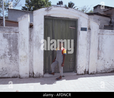Ragazzo locale in piedi in porta, Malè, Kaafu Atoll, Repubblica delle Maldive Foto Stock