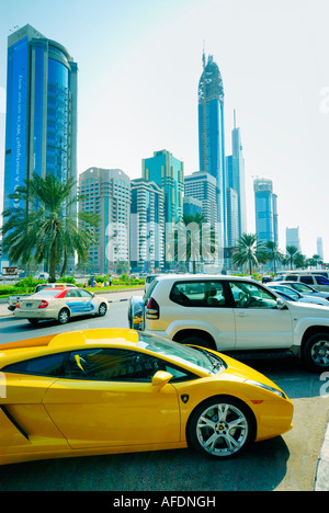 Auto di lusso su Sheikh Zayed Road, Dubai, Emirati Arabi Uniti Foto Stock