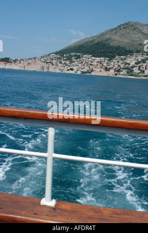 Vista di Dubrovnic della vecchia città da una barca per l'isola Foto Stock