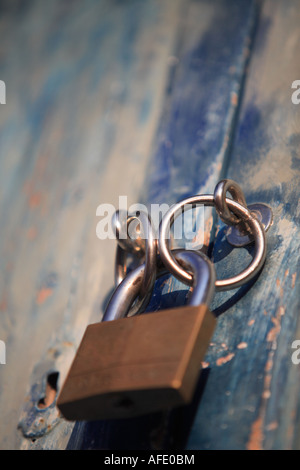 Close up bloccato vecchio blu porte in legno Foto Stock