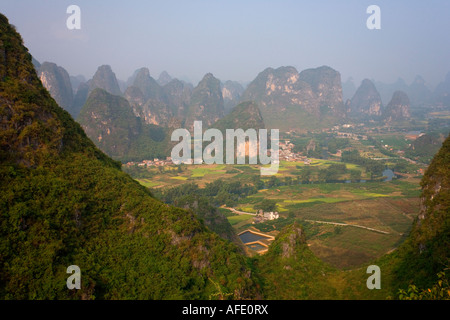 Paesaggio carsico di Yangshuo dalla Luna Hill Guanxi provincia della Cina Foto Stock