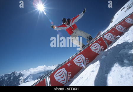 Snowboarder sulla ringhiera, Zugspitze, Garmisch Partenkirchen, Germania Foto Stock