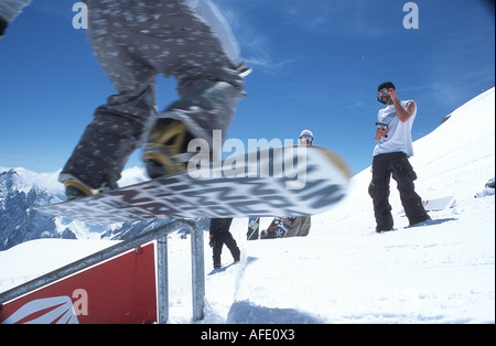 Snowboarder sulla ringhiera, Garmisch-Partenkirchen, Deutschland Foto Stock