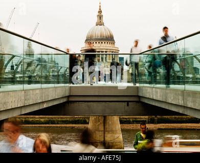 Attraversando il ponte del millennio lontano da St Pauls bastioni verso bankside Londra contrafforte sovrastruttura di supporto piattaforma galleggiante Foto Stock