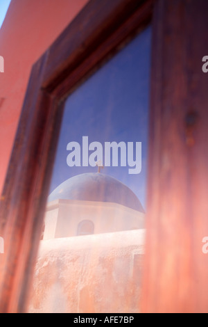 La riflessione del dipinto di blu cupola chiesa in legno finestra incorniciata Foto Stock