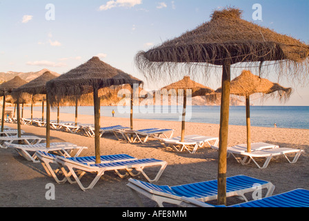 Erba ombrelloni di paglia di spiaggia in Spagna Foto Stock