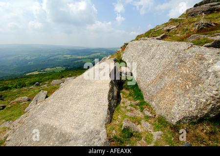 Il comandamento due pietre a Buckland Faro sulla Dartmoor scolpiti con testo cristiana Foto Stock