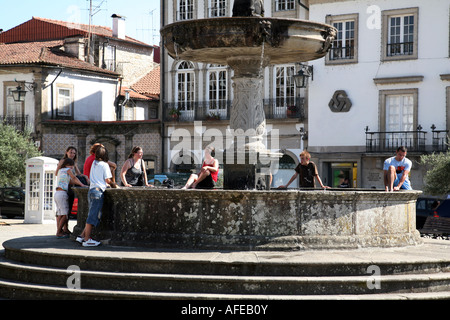 Adolescenti godendo la fontana nella piazza centrale, Ponte de Lima, Portogallo, Europa Foto Stock