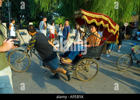 Pechino, CINA, turista cinese: Giro sull'Old Traditional Rickshaw sulla strada nell'area di Houhai Hutong, sulle trafficate strade di pechino 'Yinding Bridge' Foto Stock