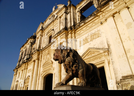 Lion statua che si trova nella parte anteriore della Cattedrale di León, Leon, Nicaragua Foto Stock