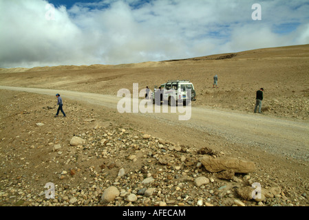 Sulla strada che da Katmandu a Lhasa, ci fermiamo per un gabinetto di pausa. Foto Stock