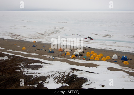 Ampio campo artico istituito dal Regno artico spedizioni marini come una base per Galatee films in pensione della marina militare, Lancaster Sound Foto Stock
