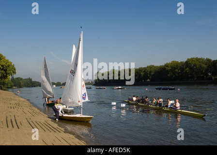 Barche a vela e barche a remi sul Tamigi a Putney Londra sud-ovest Londra SW15 UK 2007 2000s guardando ad ovest e a monte HOMER SYKES Foto Stock