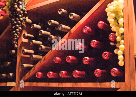 Bottiglie di vino spagnolo seduto in rack di legno al ristorante Foto Stock