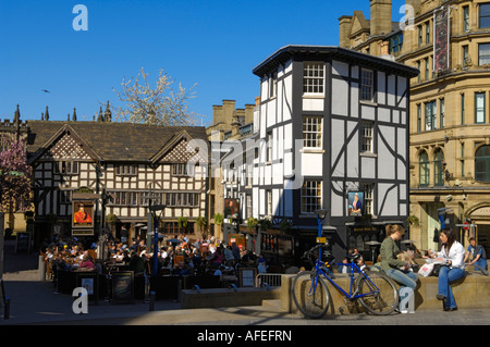 Sinclairs Oyster Bar e il vecchio Wellington Inn a Cathedral Gates in Manchester Foto Stock