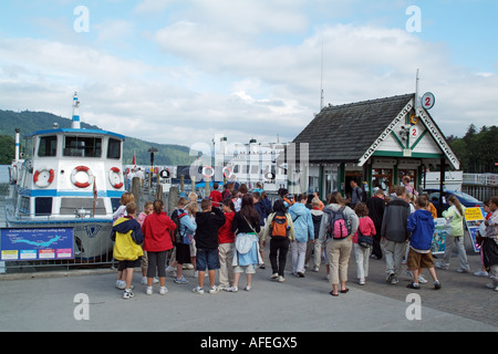 Bowness sul Lago di Windermere nell Inghilterra del Nord Regno Unito. Gruppo di categoria turistica imbarco gite in barca Foto Stock
