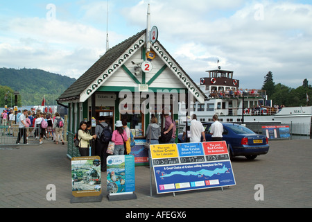 Bowness sul Lago di Windermere nell Inghilterra del Nord Regno Unito. La biglietteria per gite in barca Foto Stock