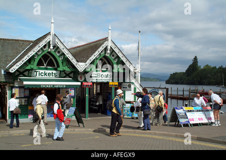 Bowness sul Lago di Windermere nell Inghilterra del Nord Regno Unito. La biglietteria per gite in barca Foto Stock