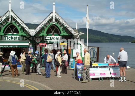 Bowness sul Lago di Windermere nell Inghilterra del Nord Regno Unito. La biglietteria per gite in barca Foto Stock