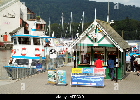 Bowness sul Lago di Windermere nell Inghilterra del Nord Regno Unito. La biglietteria per gite in barca Foto Stock