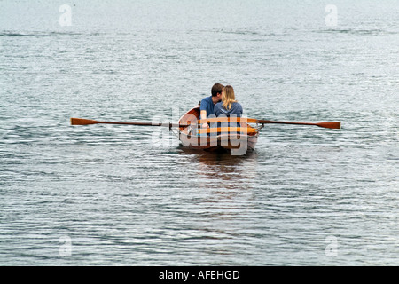 Barca a remi sul Lago di Windermere. Il Lake District Cumbria Inghilterra settentrionale REGNO UNITO Foto Stock