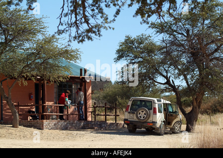 Nossob Campeggio Kalahari in Sud Africa. I visitatori con 4x4 Range Rover Veicolo Foto Stock