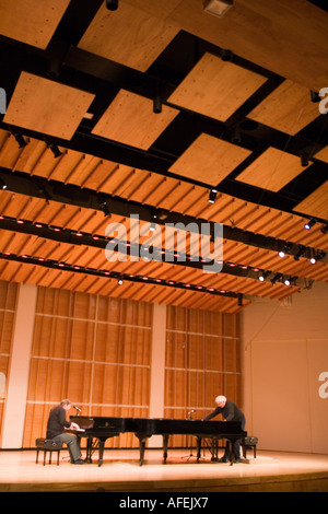 Pianoforte Jazz legend Paul Bley destra e Frank Kimbrough play duo presso Merkin Hall Kaufman Center di New York City il 22 maggio 2006 Foto Stock